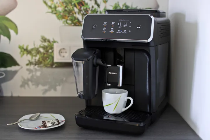 Automatic coffee machine for espresso, cappuccino and latte macchiato