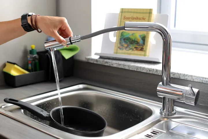 Kitchen sink with pull-out tap